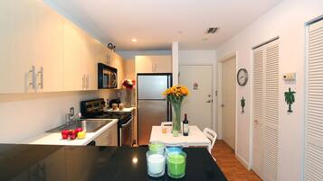 Design Apartment, 1 Bedroom, Kitchen | Private kitchen | Fridge, microwave, stovetop, dishwasher