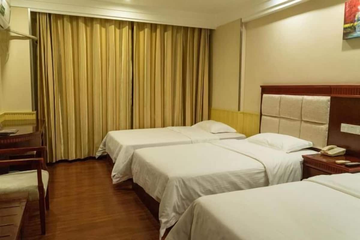Escritorio, wifi gratis y ropa de cama