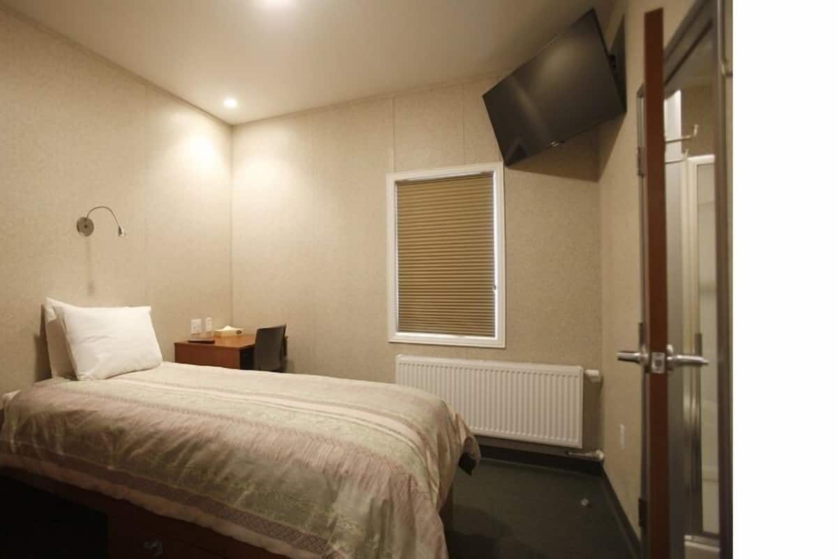 single room, 1 single bed, private bathroom | desk, blackout curtains, soundproofing, free wifi