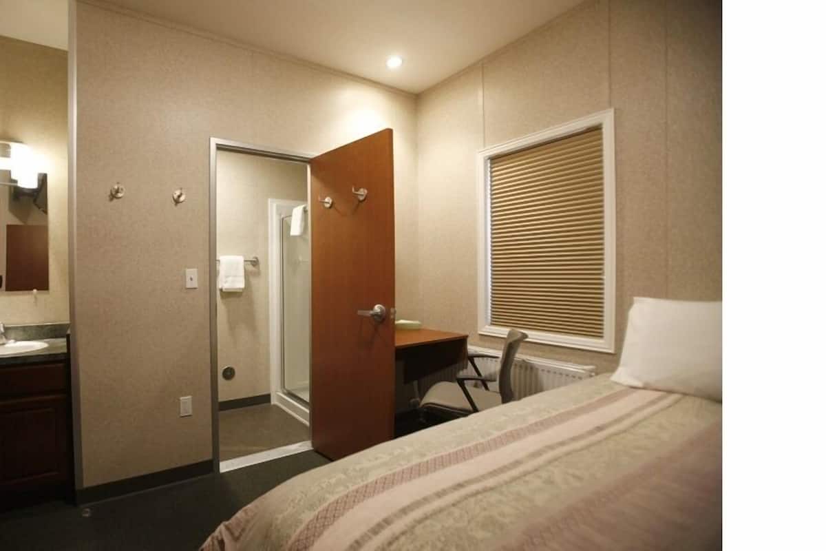 single room, 1 single bed, private bathroom | desk, blackout curtains, soundproofing, free wifi