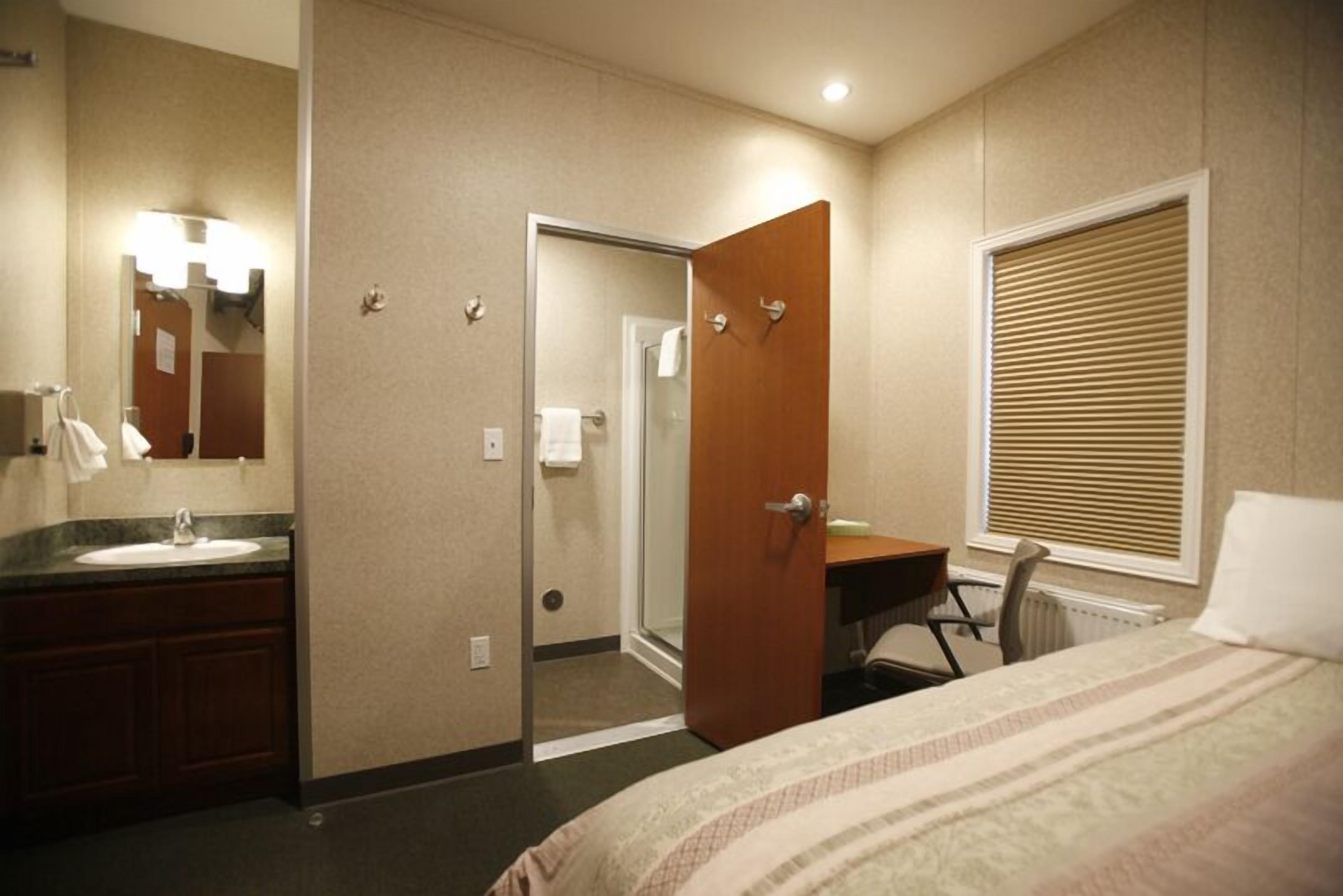 single room, 1 single bed, private bathroom | desk, blackout curtains, soundproofing, free wifi