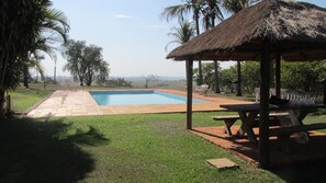 Outdoor pool, pool umbrellas - Pousada Mirante de Boituva (Boituva)