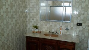 Shower, hair dryer, towels - Pousada Mirante de Boituva (Boituva)