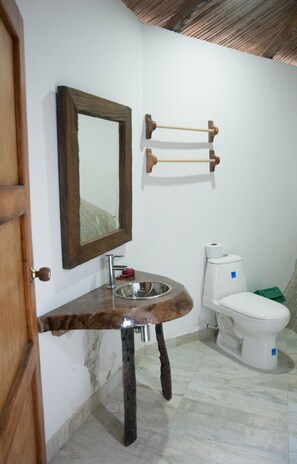 Bathroom | Shower, designer toiletries, towels - Ecohostal Rio Piedra - Hostel (Santa Marta)