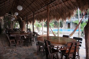 Bar tepi kolam renang