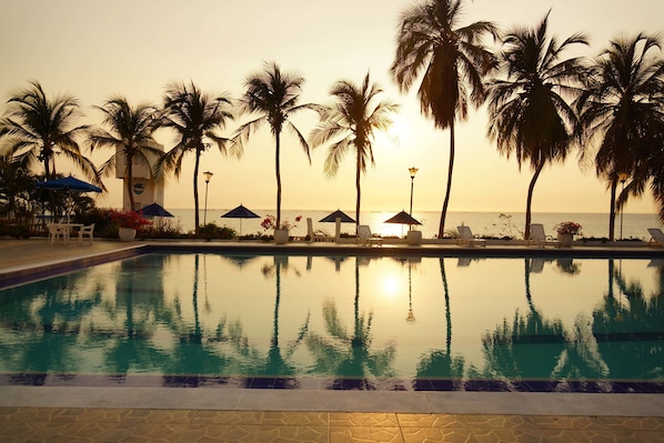 Piscine extérieure, parasols de plage