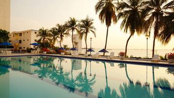 Piscine extérieure, parasols de plage
