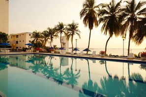 Piscine extérieure, parasols de plage