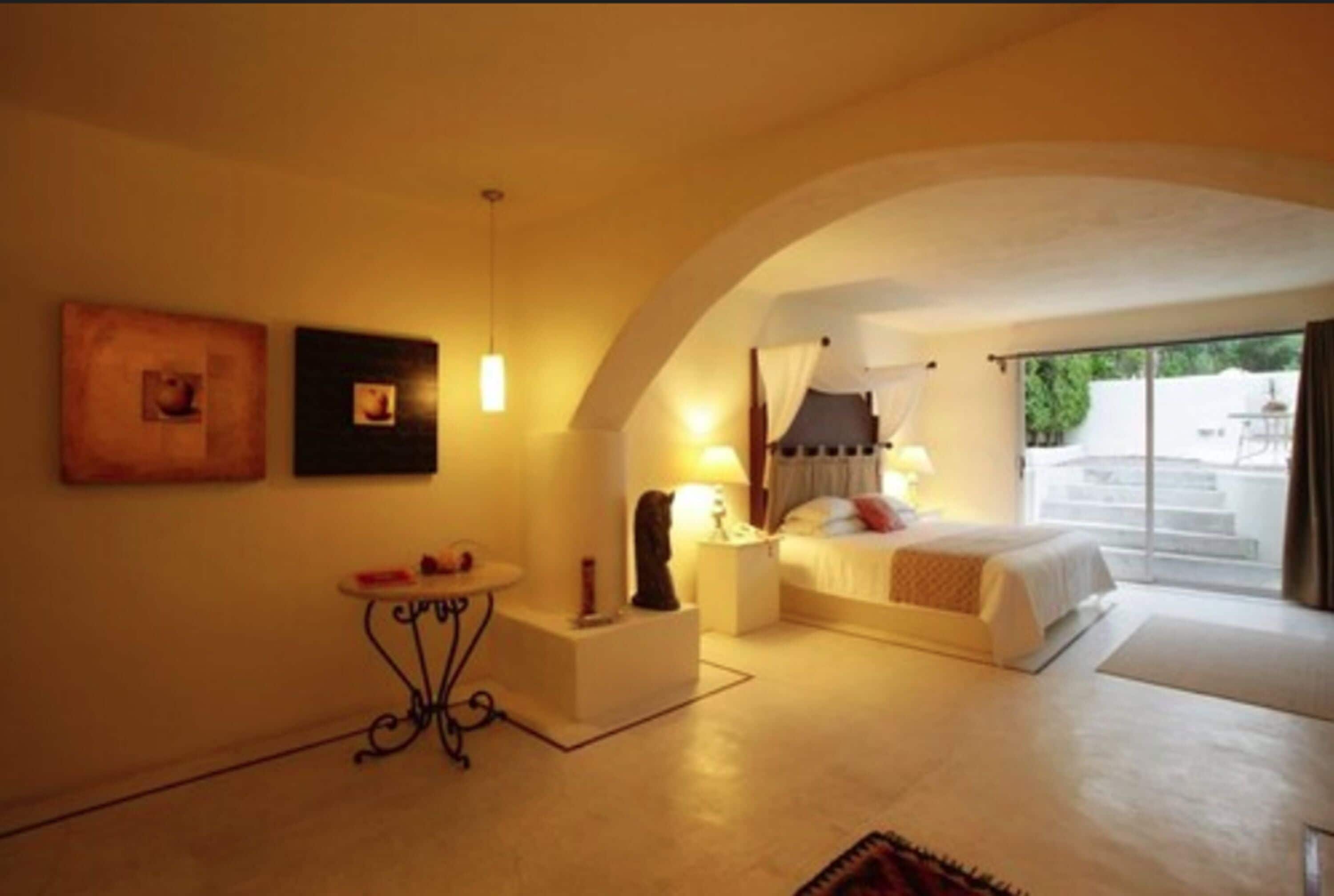 Tabla de planchar con plancha y ropa de cama 