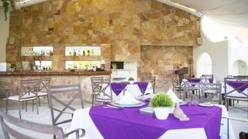 Breakfast, lunch, dinner served; international cuisine