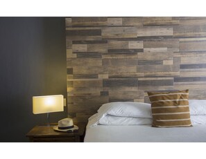 Tabla de planchar con plancha y ropa de cama