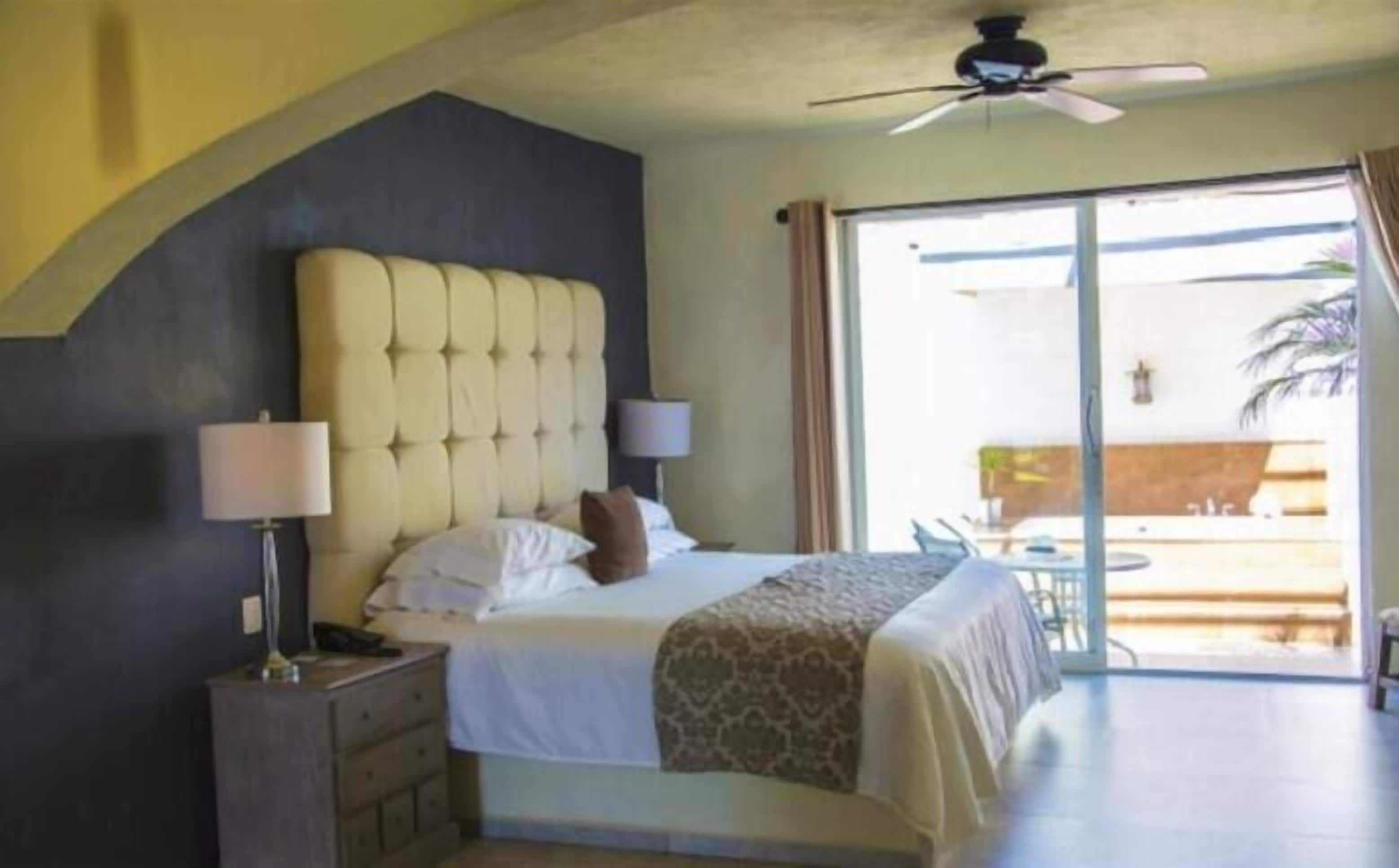 Tabla de planchar con plancha y ropa de cama 