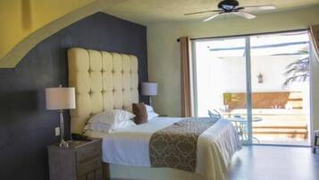 Tabla de planchar con plancha y ropa de cama