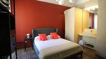 Premium bedding, in-room safe, free WiFi