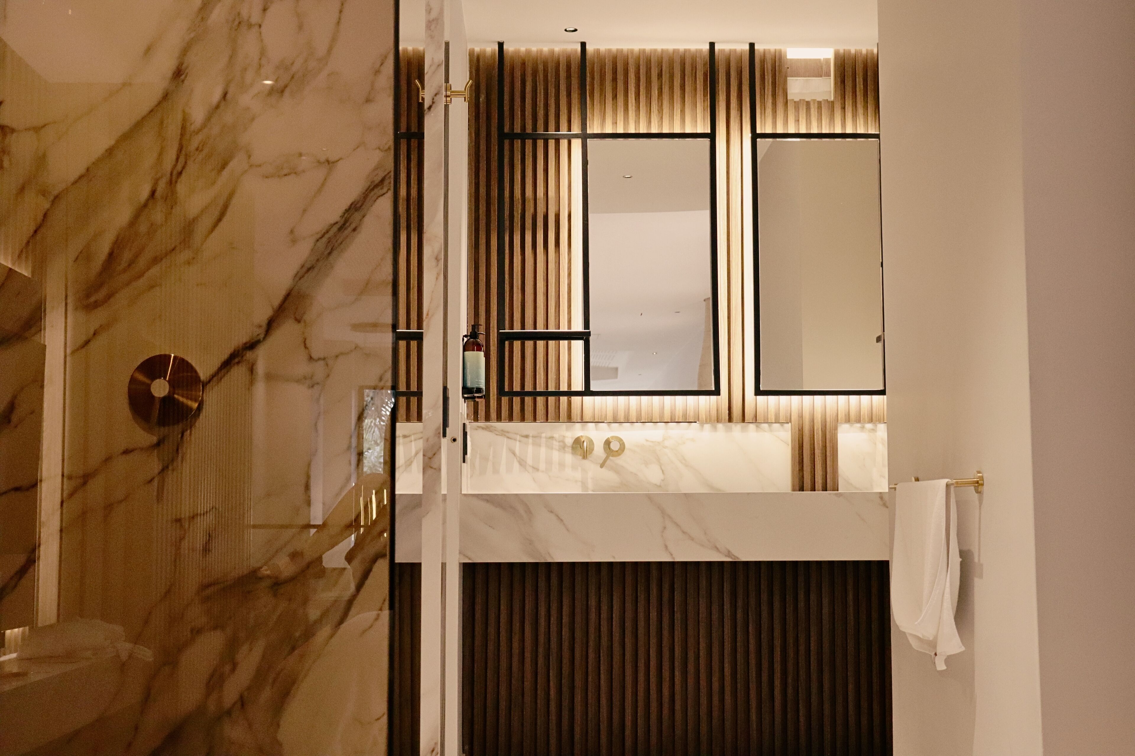 executive double room | bathroom | free toiletries, hair dryer, towels, soap