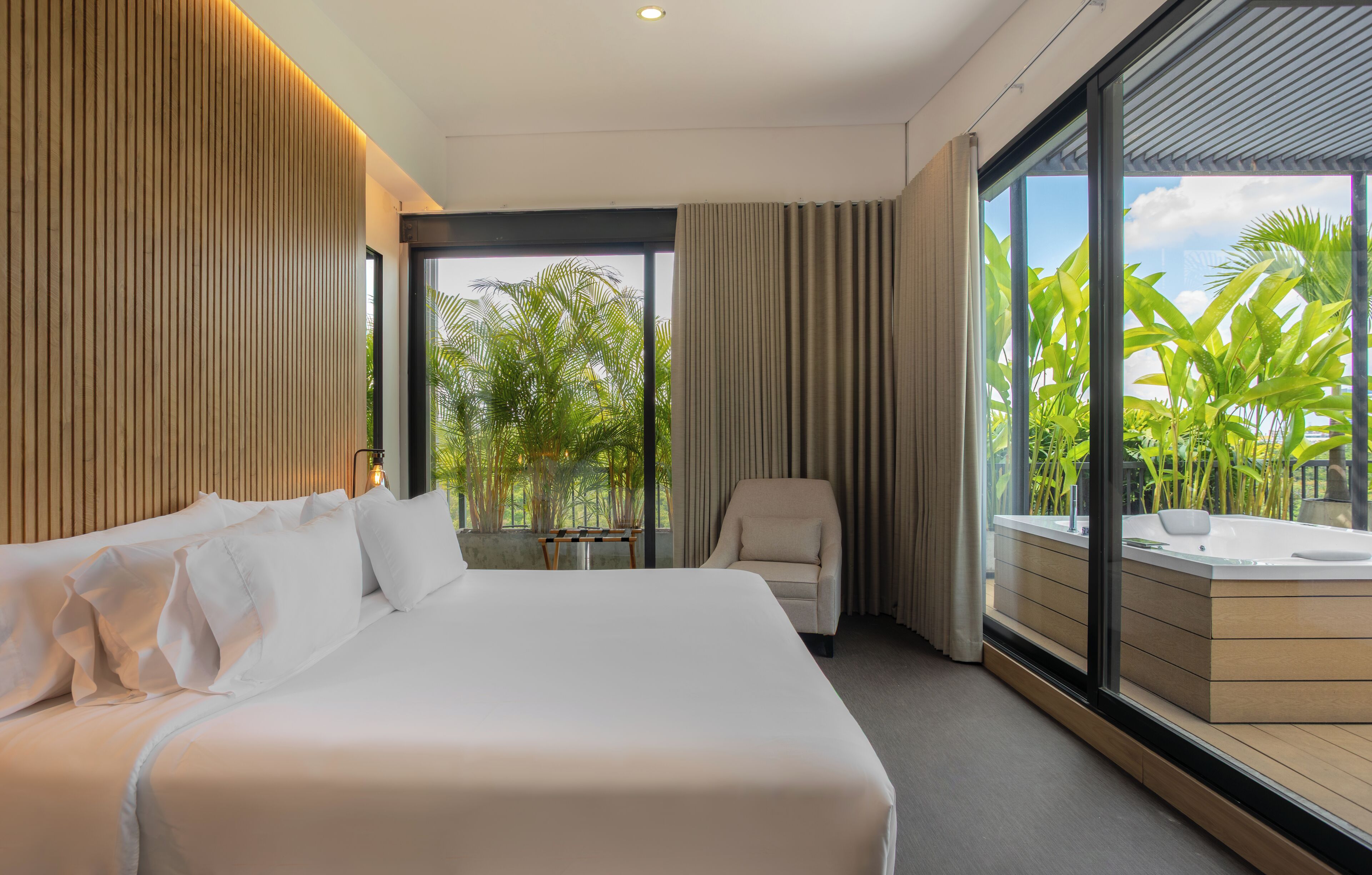 Presidential Room | Minibar, in-room safe, individually furnished, desk