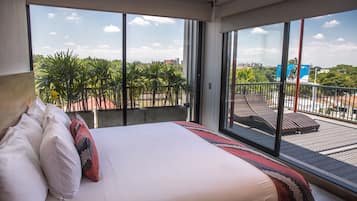 Deluxe Room | 1 bedroom, minibar, in-room safe, individually furnished