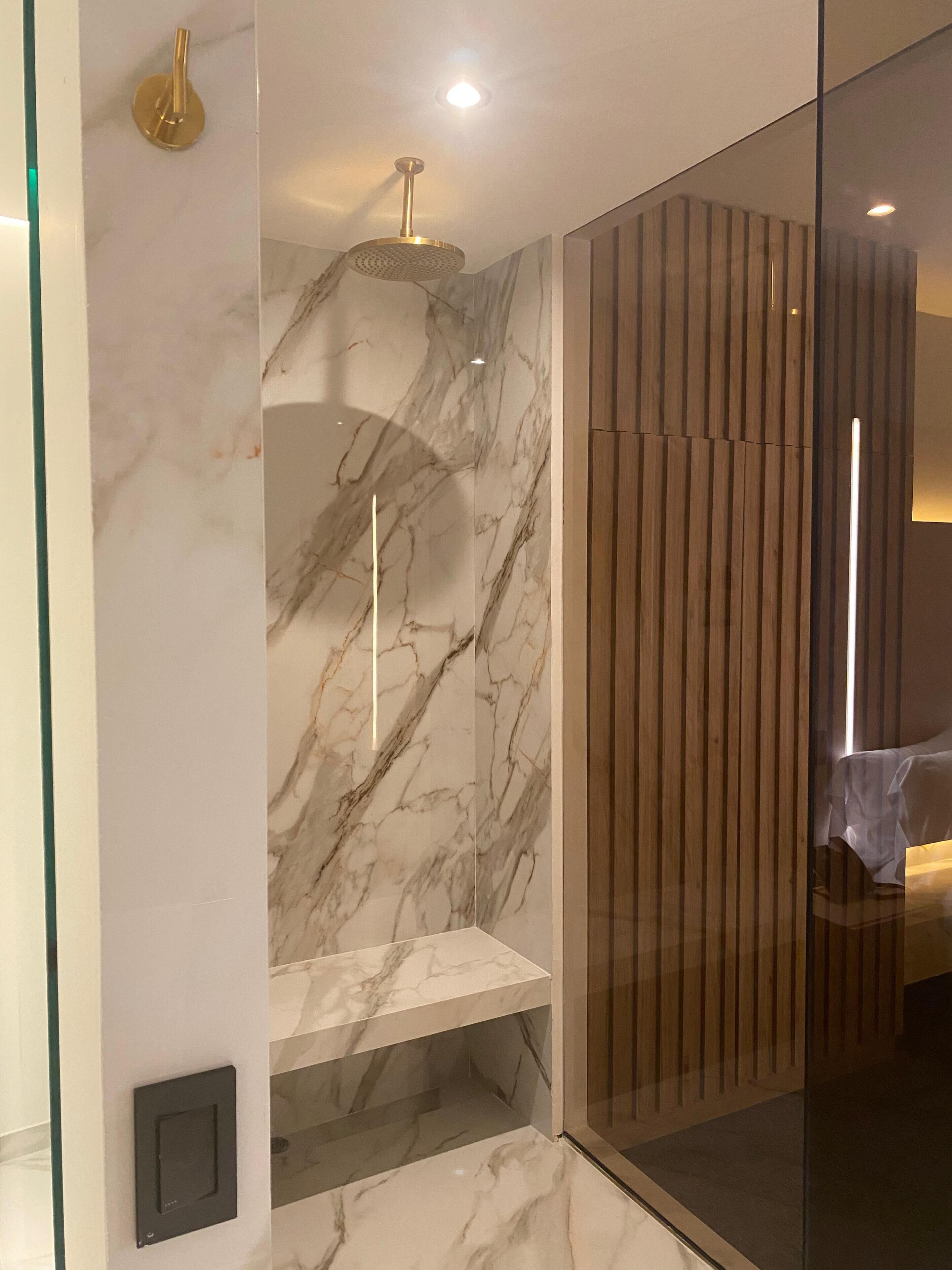 deluxe room, 1 king bed | 1 bedroom, minibar, in-room safe, individually furnished