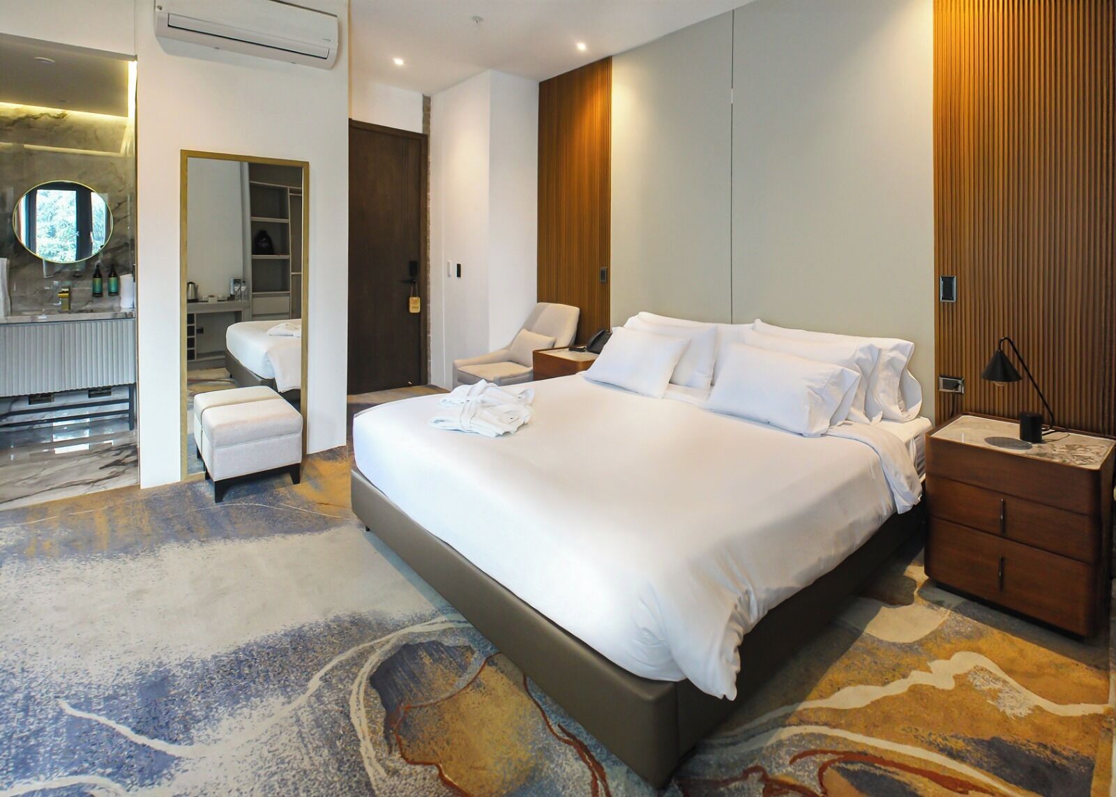 デラックス ルーム | セーフティボックス (室内)、客室ごとに異なるインテリア、デスク、ノートパソコン用作業スペース