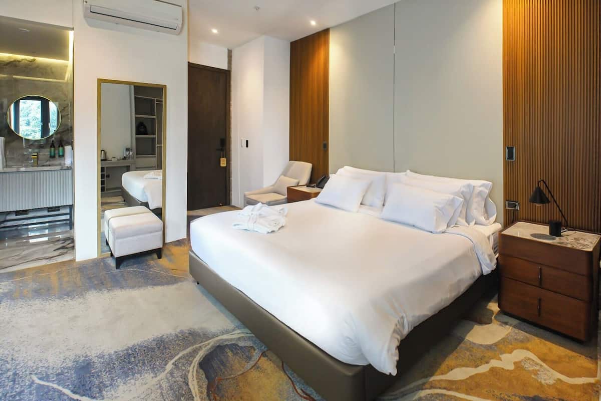 Deluxe Room | In-room safe, individually furnished, desk, laptop workspace