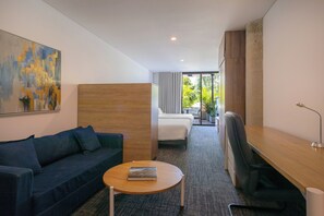 Junior Suite | Living area | 45-inch LED TV with cable channels - Alko Hotel Integrado (Cali)