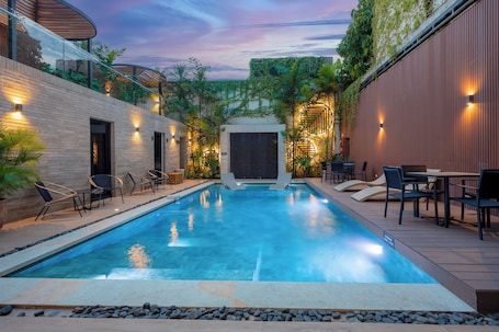 Una piscina al aire libre