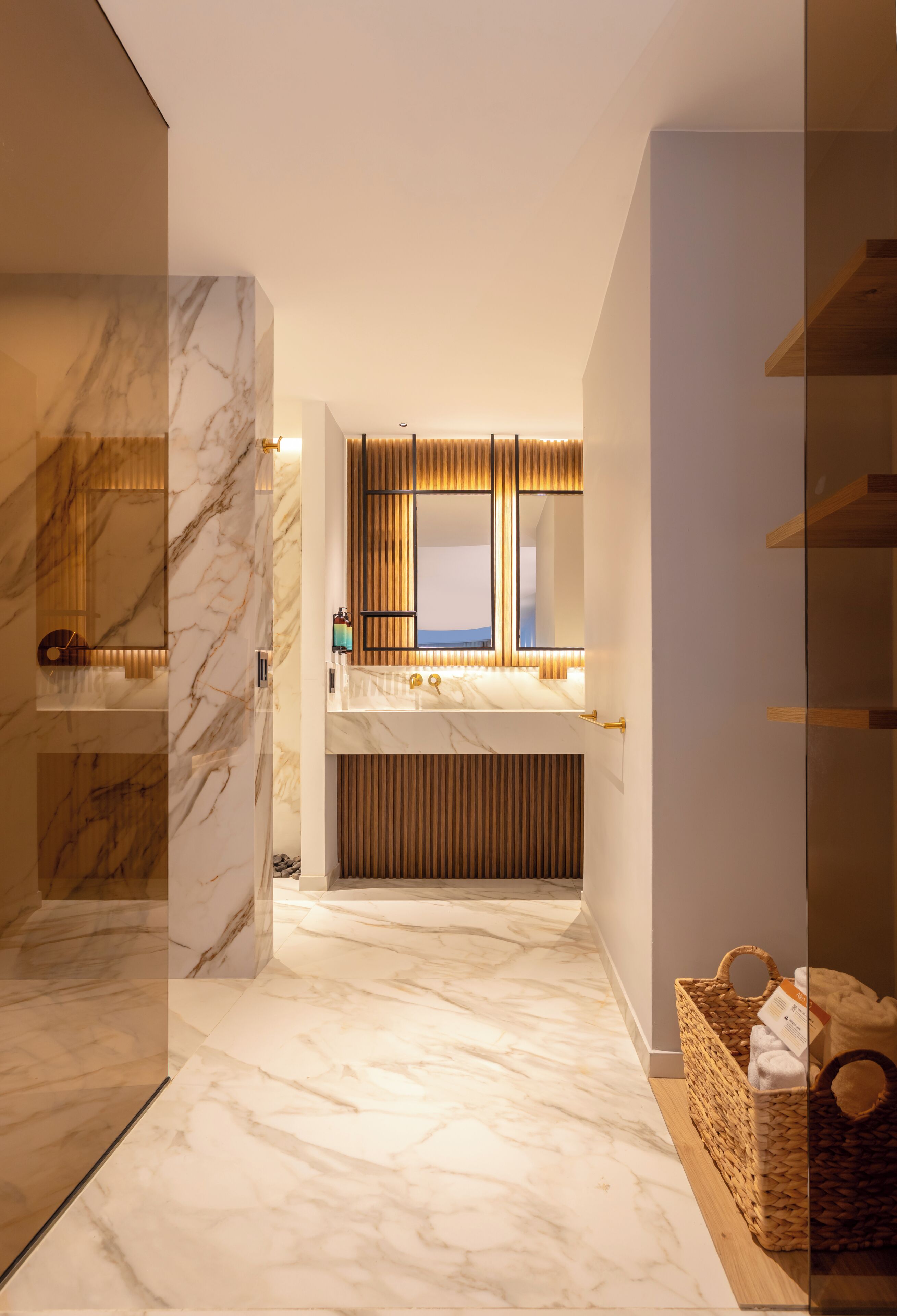 Deluxe Room, 1 King Bed | Bathroom | Free toiletries, hair dryer, towels, soap