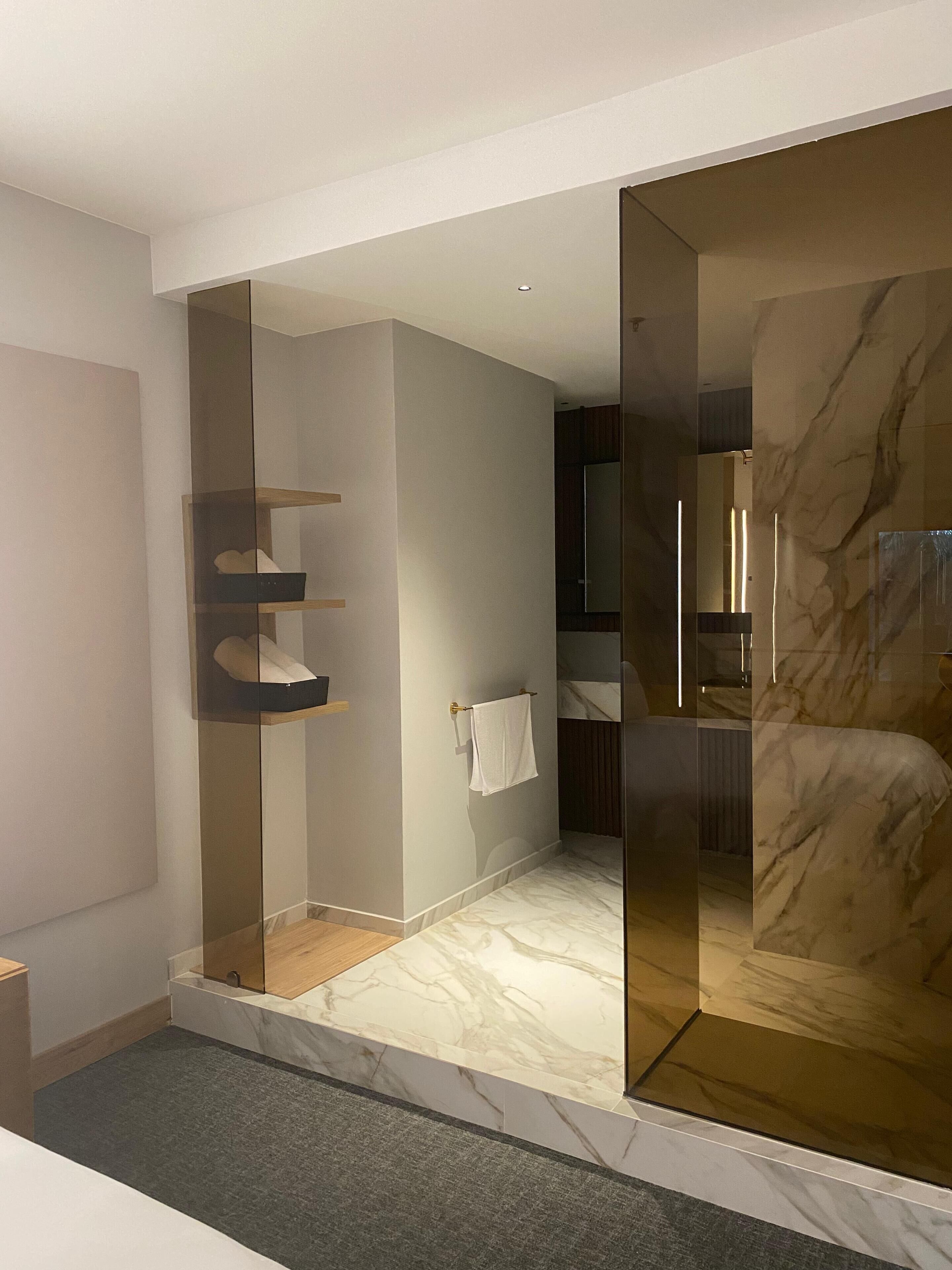 deluxe room, 1 king bed | 1 bedroom, minibar, in-room safe, individually furnished