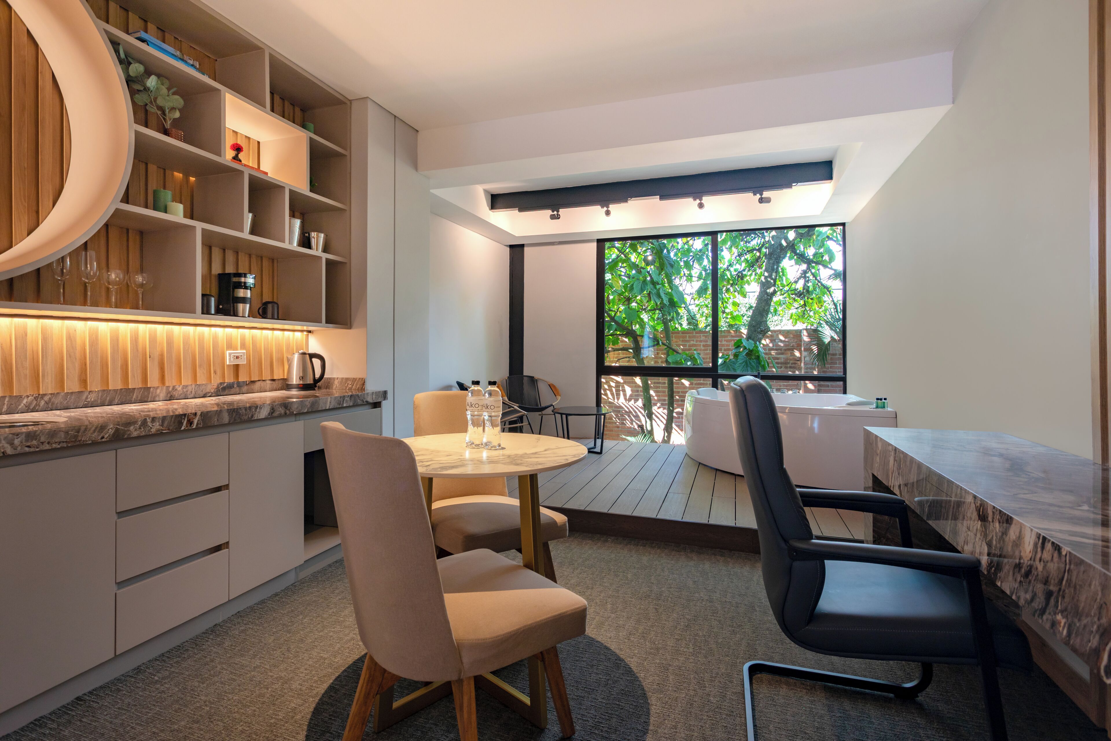 Une cuisine moderne avec une table de salle à manger ronde, des chaises et une bibliothèque intégrée.
