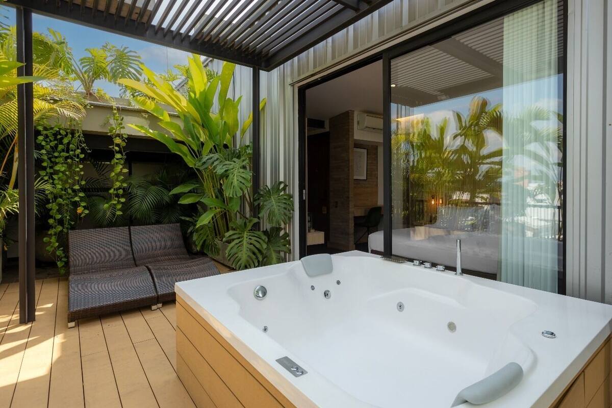 Deluxe Room | 1 bedroom, minibar, in-room safe, individually furnished