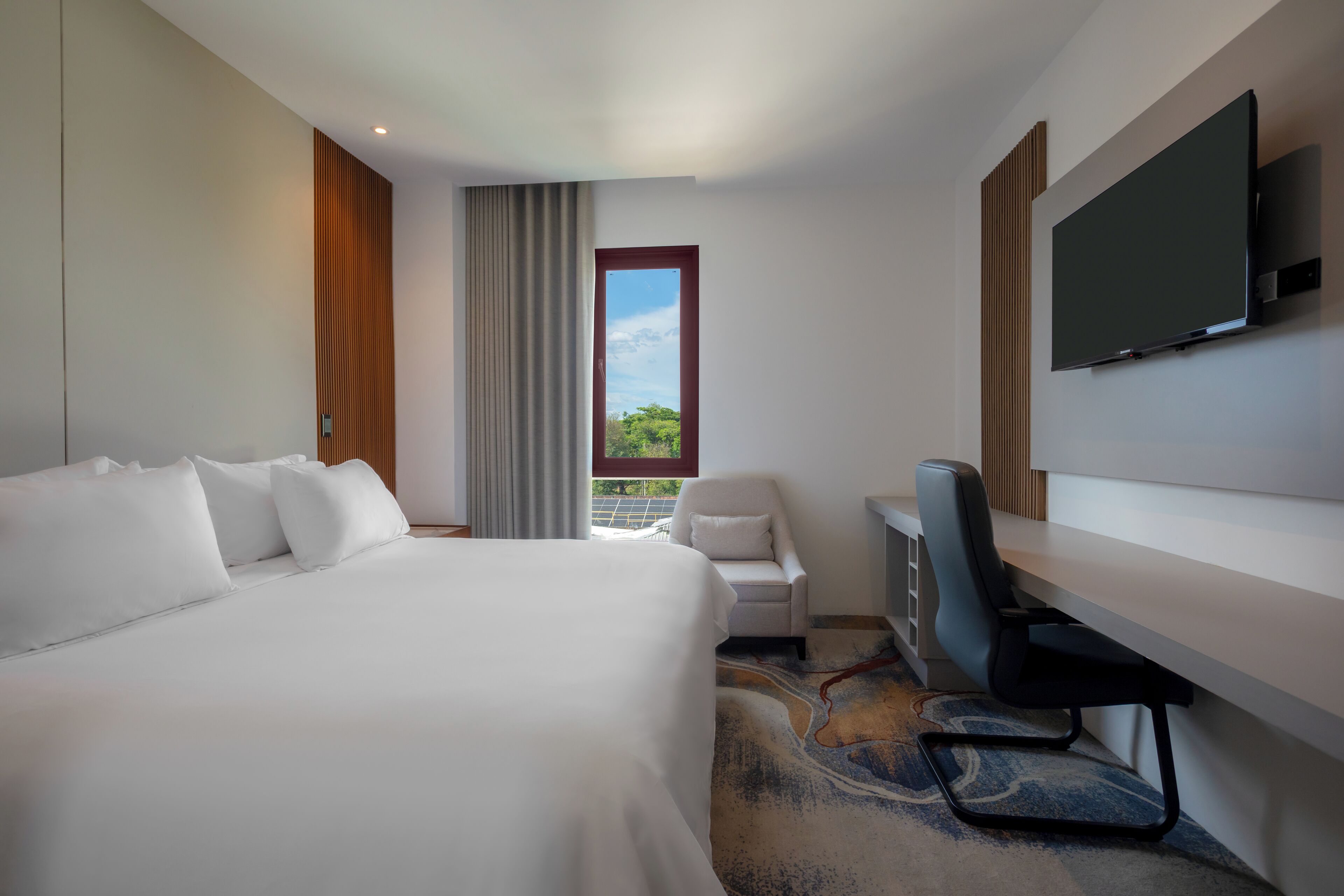 Executive Double Room | Minibar, in-room safe, individually furnished, desk