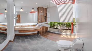 Presidential Room, 1 Bedroom | Bathroom