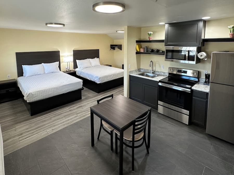 Quarto casal superior, 2 camas Queen, cozinha americana | Escrivaninha, espaço de trabalho para notebook, Wi-Fi de cortesia