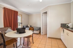 Camera doppia, 1 letto queen | Una scrivania, insonorizzazione, Wi-Fi gratuito