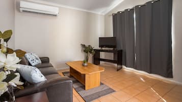 Family Cabin, 2 Bedrooms (Park Home) | Ruang tamu | TV skrin rata