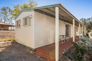 Twin Room | Desk, soundproofing, free WiFi - Karratha Caravan Park (Karratha Industrial Estate)