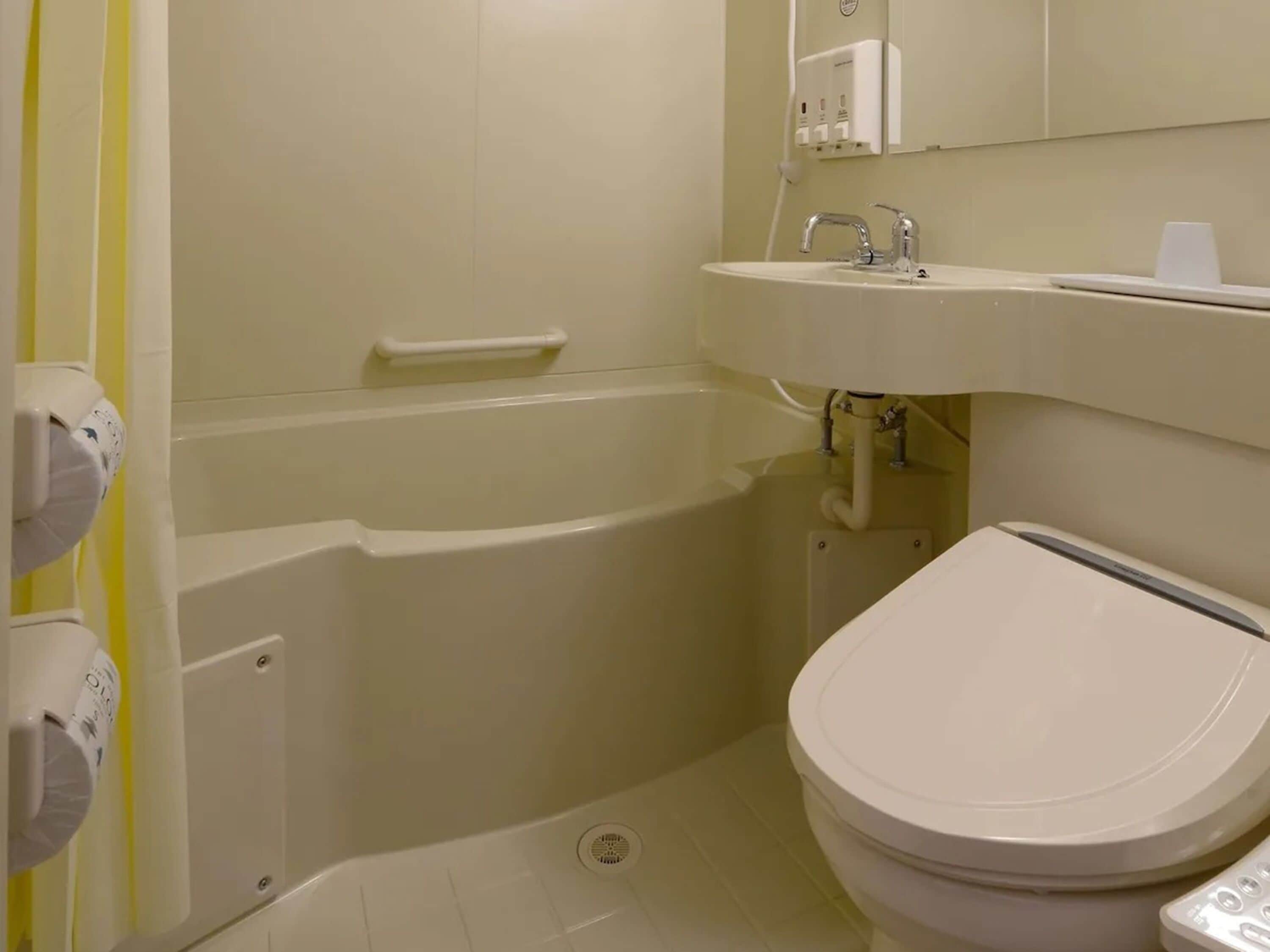 combined shower/bathtub, free toiletries, hair dryer, slippers