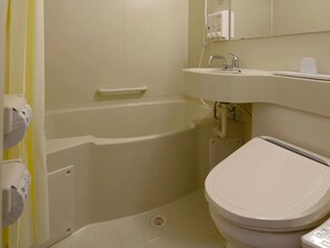 Combined shower/bathtub, free toiletries, hair dryer, slippers - Toyoko Inn Tsushima Izuhara (Tsushima)