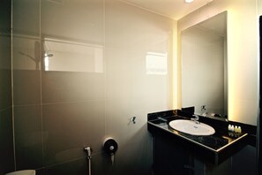 Quarto casal luxo | Banheiro | Chuveiro, toalhas de banho, sabonete, shampoo
