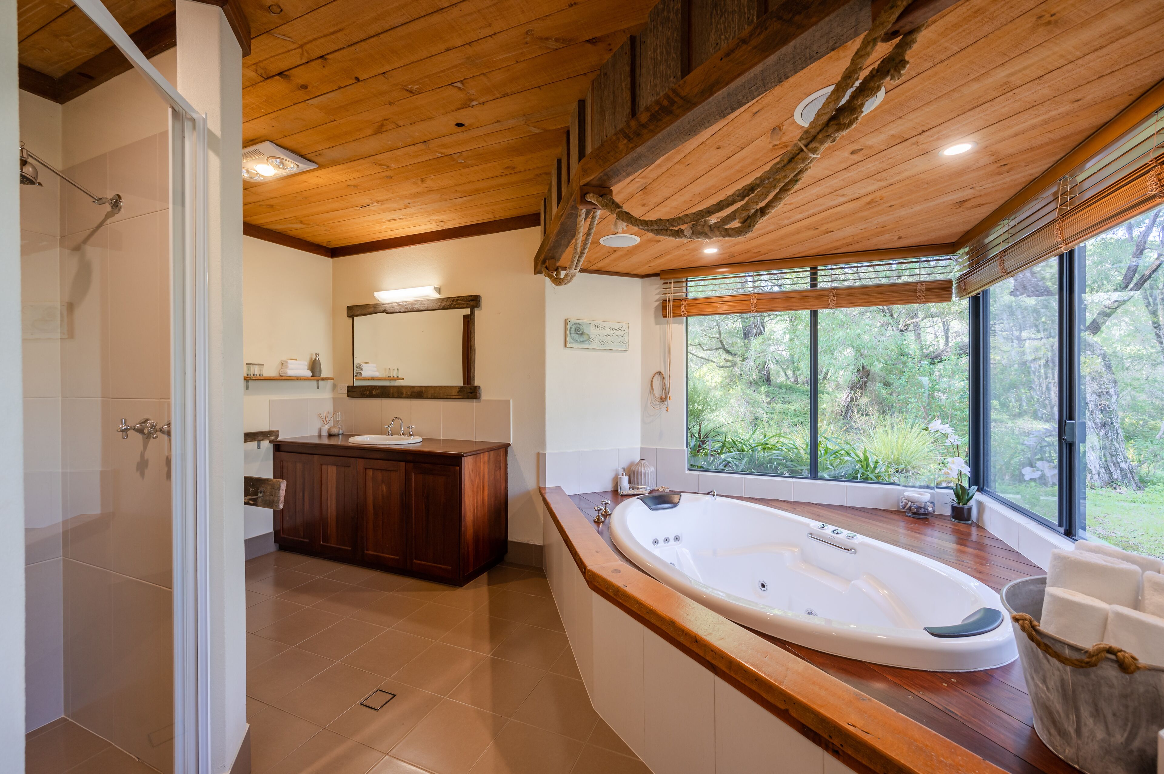 Settlers Cottage | Bathroom | Free toiletries, towels