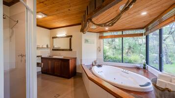 Settlers Cottage | Bathroom | Free toiletries, towels