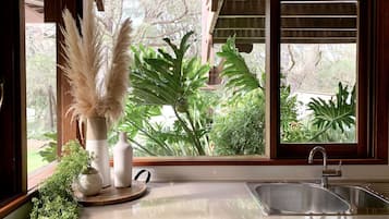 Casa de campo família, 3 quartos (Endeavour Cottage) | Cozinha privada | Geladeira grande, micro-ondas, fogão, cooktop