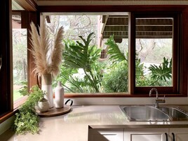 Casa de campo família, 3 quartos (Endeavour Cottage) | Cozinha privada | Geladeira grande, micro-ondas, fogão, cooktop