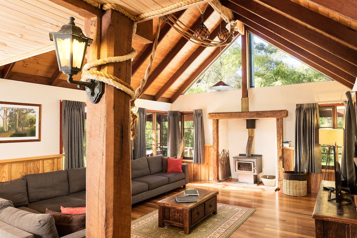 Familie cottage, 3 slaapkamers (Endeavour Cottage) | Woonruimte | Een televisie, een open haard, een dvd-speler en een tafeltennistafel