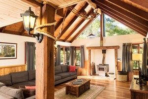 Casa de campo família, 3 quartos (Endeavour Cottage) | Área de estar | TV, lareira, DVD player, mesa de pingue-pongue