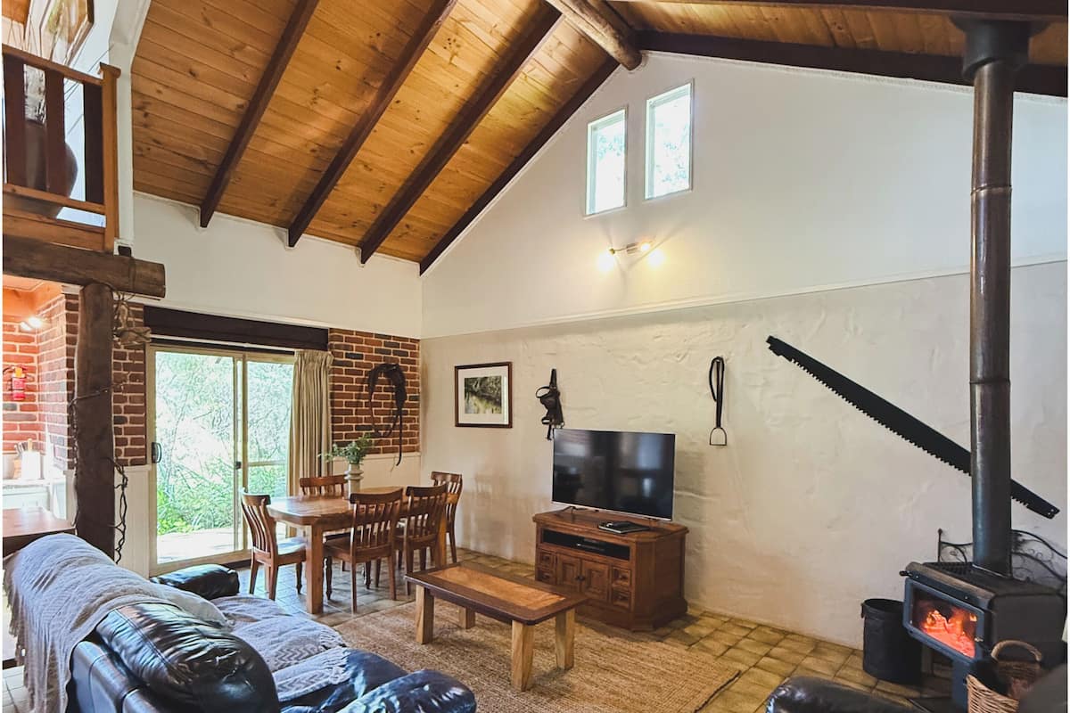Standard Cottage, 2 Bedrooms (Splendid Wren Cottage) | Ruang tamu | TV, pendiangan, pemain DVD, meja ping pong