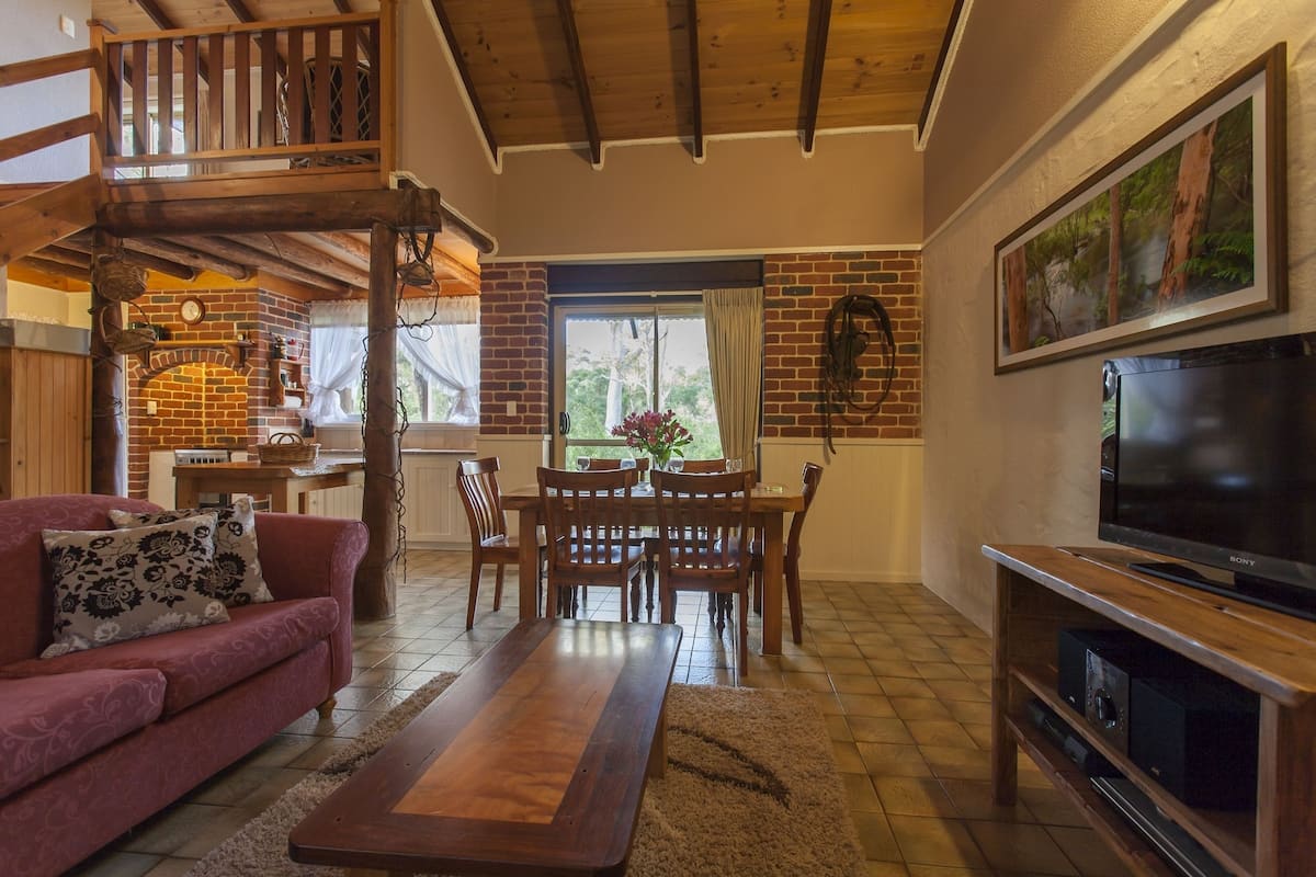 Standaard cottage, 2 slaapkamers (Splendid Wren Cottage) | Woonruimte | Een televisie, een open haard, een dvd-speler en een tafeltennistafel