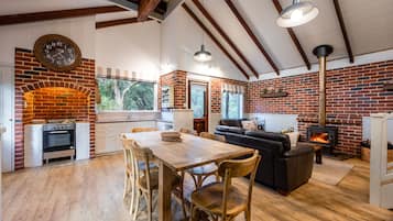 Casa de campo standard, 2 quartos (Lavender Lane Cottage) | Cozinha privada | Geladeira grande, micro-ondas, fogão, cooktop