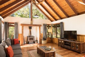 Casa de campo família, 3 quartos (Endeavour Cottage) | Área de estar | TV, lareira, DVD player, mesa de pingue-pongue