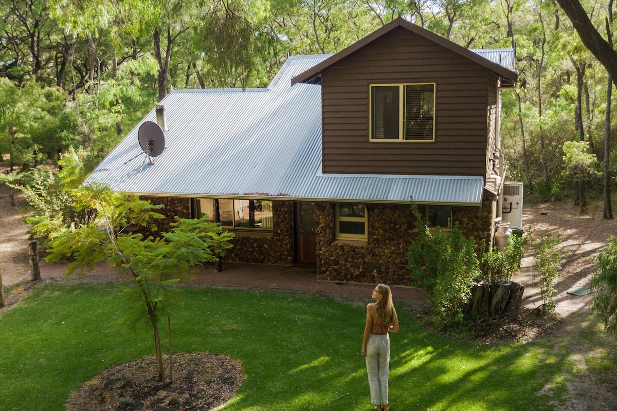 Premium cottage, 2 slaapkamers, bubbelbad (Currawong Cottage) | Luxe beddengoed, een strijkplank/strijkijzer, beddengoed
